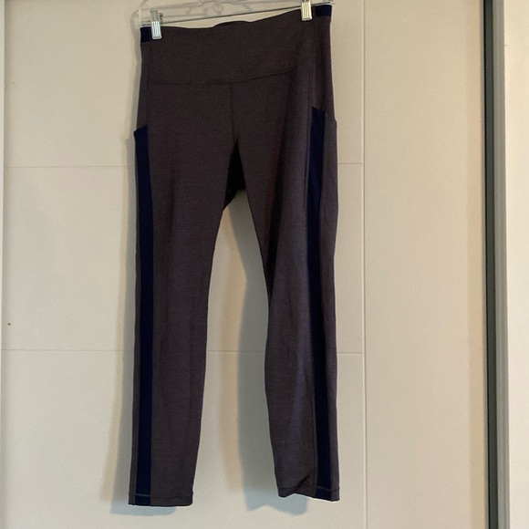 Athleta Stash Pocket Tights/Leggings 7/8 length size M - Picture 1 of 4